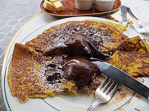 Sulašokolaadiga safranipannkoogid