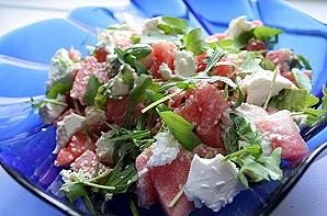 Arbuusi-feta-rukolasalat