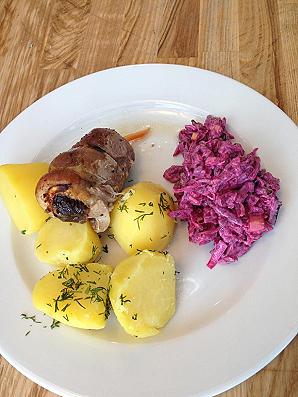 Musta ploomi ja fetaga täidetud sealiharullid