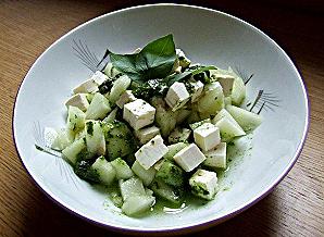 Meloni-fetajuustusalat pestoga