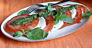 Mozarella-tomati salat pestoga