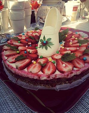 Suvine maasika-toorjuustu tort.