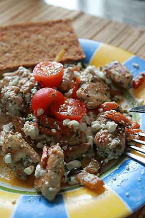 Kodujuustusalat kanaga