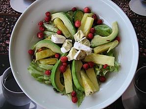 Ananassi-avokaado salat