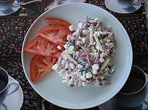 Kodujuustu-veisesingi salat
